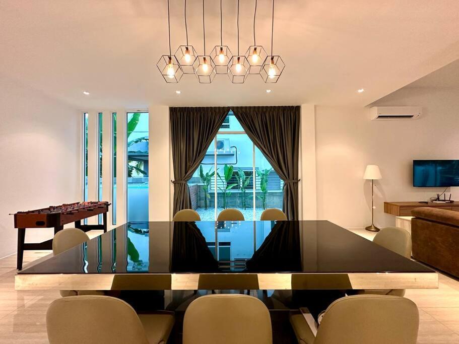 Luxe Homestay, - Pool, 18 Pax *