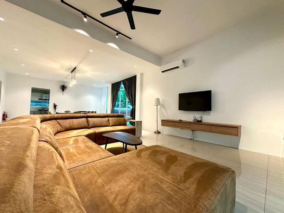 Luxe Homestay, - Pool, 18 Pax Holiday home *