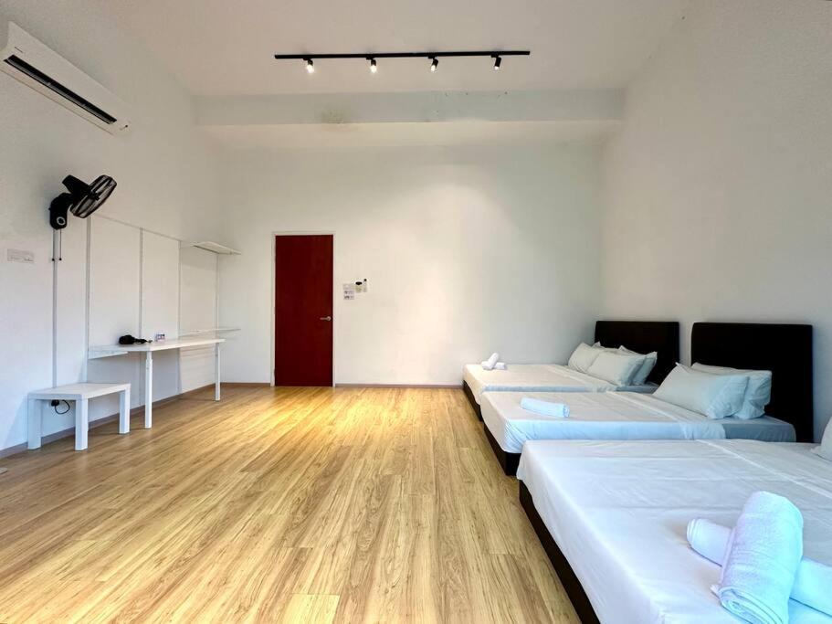 Luxe Homestay, - Pool, 18 Pax Holiday home