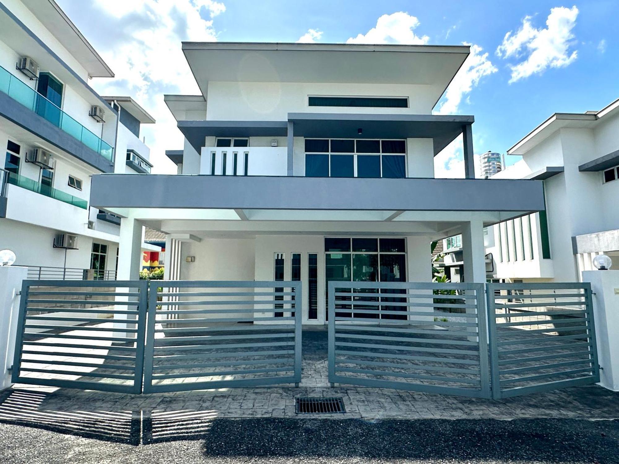 Luxe Homestay, - Pool, 18 Pax Holiday home